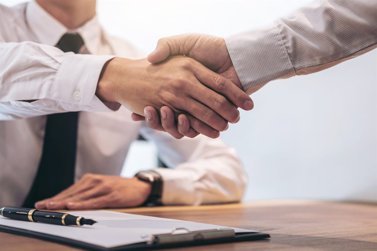 Stavebník a investor, dohoda nad zadáním Podání rukou nad smlouvou při zahájení stavebního projektu